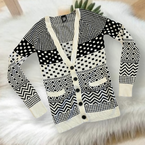 NOLLIE BLACK + WHITE GEOMETRICAL POLKA DOT RETRO ECENTIC FUNKY CARDIGAN SWEATER - Picture 4 of 8